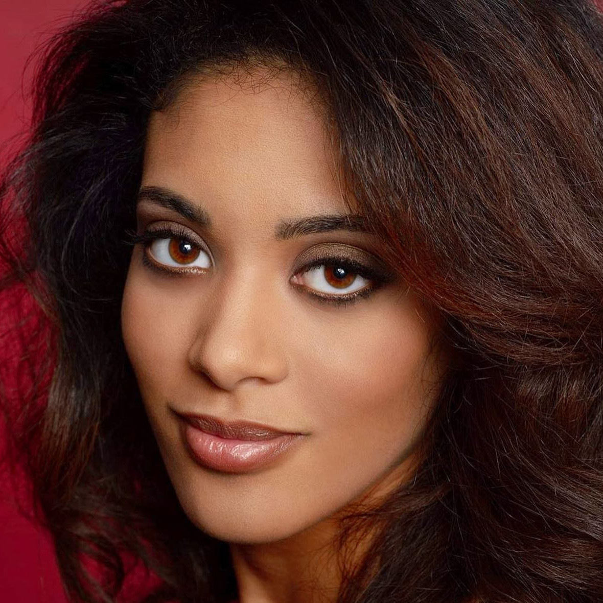 Makeup with smoky eyes and glossy lip